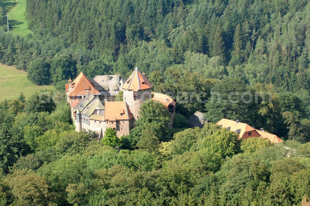 Aerial photograph Lichtenfels - Blick auf die Burg Lichtenfels, sie liegt ca. 700 m südöstlich von Lichtenfels. Die Burg steht auf dem Nordausläufer des Eisenbergs in einer Höhe von 383 m. Erbaut wurde sie im 12.Jahrhundert durch den Abt Witukind von Spiegel. Zwischen 1223 und 1230 wurde sie erneut gebaut, da sie zerstört worden war. Im 20. Jahrhunderts wurde die Burg mehrmals vollständig saniert und restauriert. Sie diente unter an derem als Erholungsheim der Ankerwerke Bielefelds und als Unternehmenssitz von Biodata. Seit 2004 ist die Burg Sitz des Unternehmens Safe-com. Kontakt: Safe-com AG i.G., Burg Lichtenfels, 35104 Lichtenfels, Tel. 06454 / 7992-0,