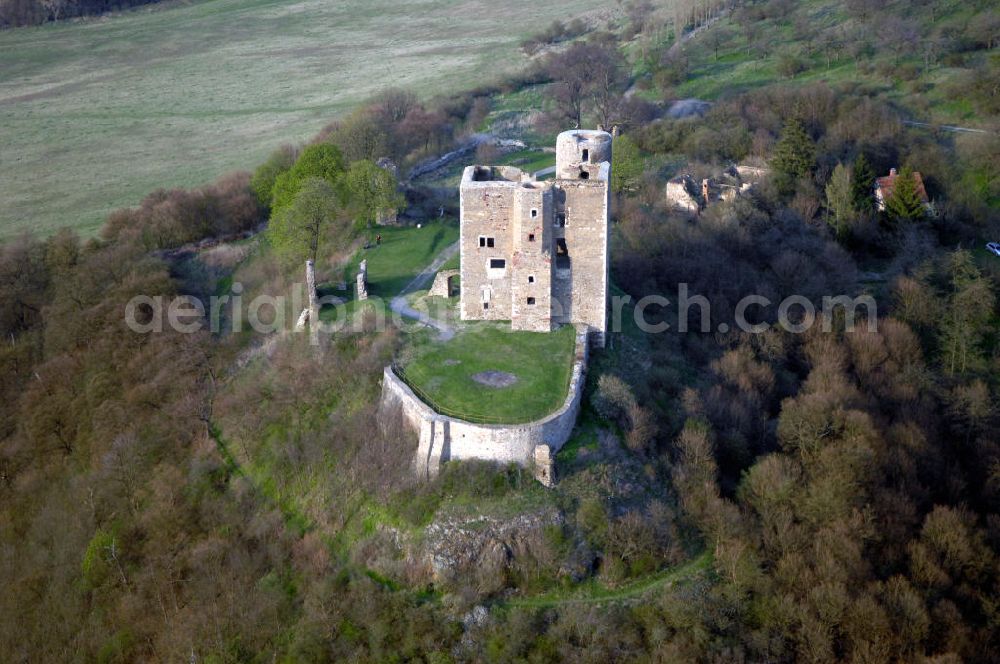 HARKERODE from above - Blick auf die Burgruine Arnstein zwischen den Orten Sylda und Harkerode. Die Burg Arnstein ist eine Burgruine am Rande des Harzes und liegt im Landkreis Mansfeld-Südharz in Sachsen-Anhalt. Die Ruine steht auf einer 210 m hohen Erhebung zwischen den Orten Sylda und Harkerode südlich von Aschersleben und nordwestlich von Hettstedt. Aus der mittelalterlichen Befestigung ging im 12. Jahrhundert die Burg der Herren von Arnstein mit ihrem eindrucksvollen, weithin sichtbaren turmartigen Palasbau hervor. Kontakt: Verwaltungsgemeinschaft Wipper-Eine, Eislebener Str. 2, 06333 Quenstedt, Tel. +49 (0)3473 96220, Fax +49 (0)3473 962228