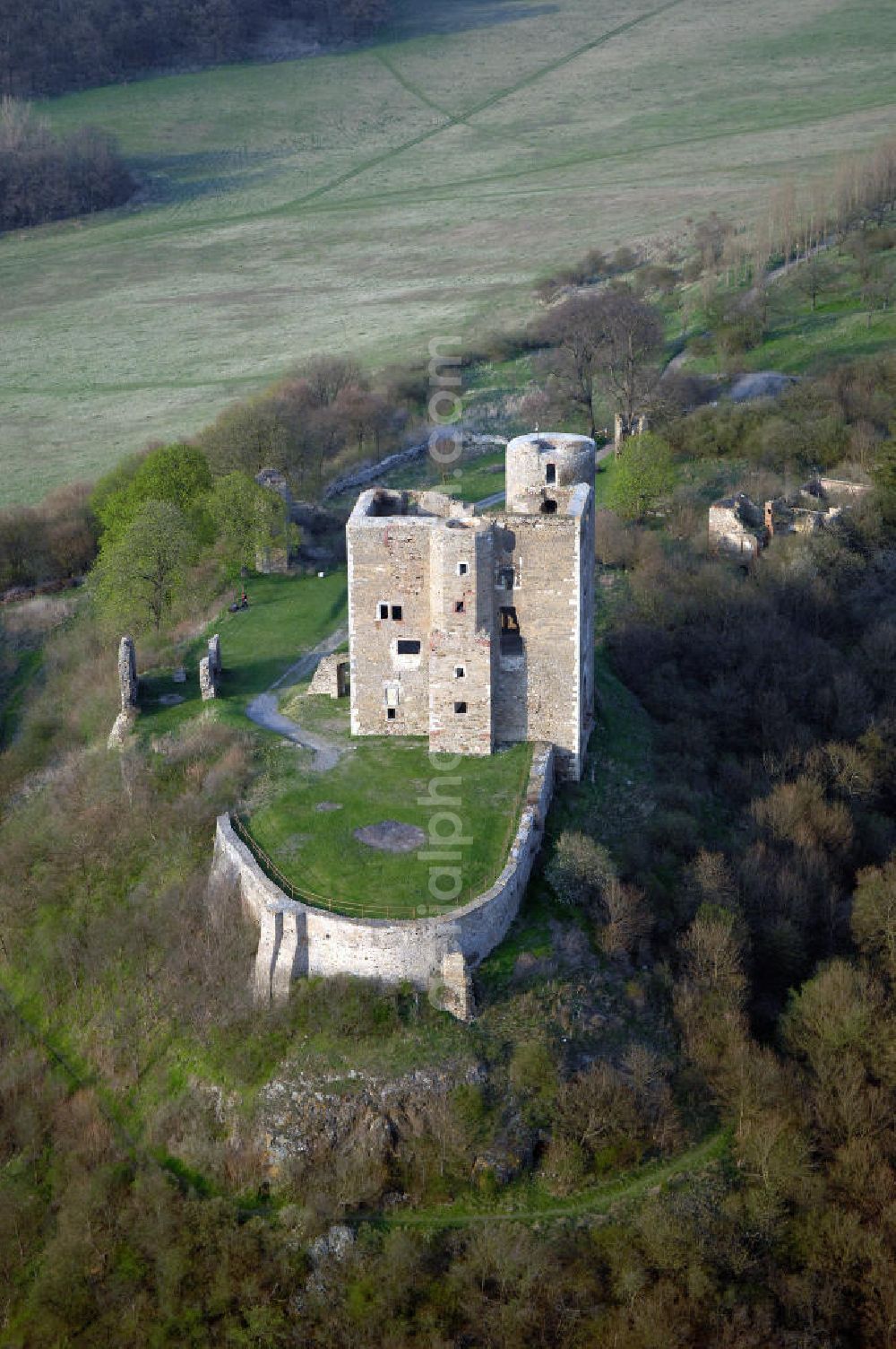 HARKERODE from the bird's eye view: Blick auf die Burgruine Arnstein zwischen den Orten Sylda und Harkerode. Die Burg Arnstein ist eine Burgruine am Rande des Harzes und liegt im Landkreis Mansfeld-Südharz in Sachsen-Anhalt. Die Ruine steht auf einer 210 m hohen Erhebung zwischen den Orten Sylda und Harkerode südlich von Aschersleben und nordwestlich von Hettstedt. Aus der mittelalterlichen Befestigung ging im 12. Jahrhundert die Burg der Herren von Arnstein mit ihrem eindrucksvollen, weithin sichtbaren turmartigen Palasbau hervor. Kontakt: Verwaltungsgemeinschaft Wipper-Eine, Eislebener Str. 2, 06333 Quenstedt, Tel. +49 (0)3473 96220, Fax +49 (0)3473 962228