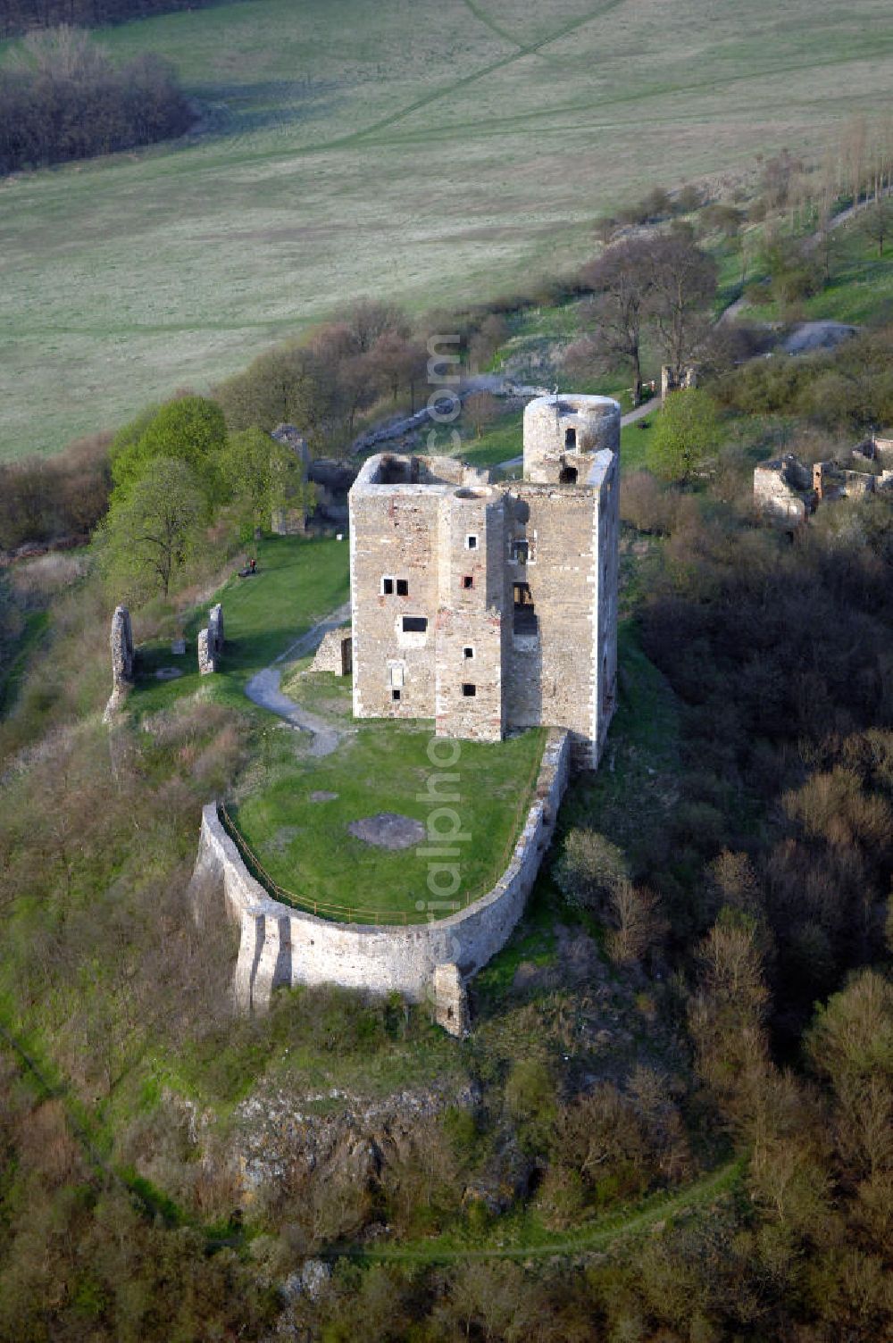 Aerial image HARKERODE - Blick auf die Burgruine Arnstein zwischen den Orten Sylda und Harkerode. Die Burg Arnstein ist eine Burgruine am Rande des Harzes und liegt im Landkreis Mansfeld-Südharz in Sachsen-Anhalt. Die Ruine steht auf einer 210 m hohen Erhebung zwischen den Orten Sylda und Harkerode südlich von Aschersleben und nordwestlich von Hettstedt. Aus der mittelalterlichen Befestigung ging im 12. Jahrhundert die Burg der Herren von Arnstein mit ihrem eindrucksvollen, weithin sichtbaren turmartigen Palasbau hervor. Kontakt: Verwaltungsgemeinschaft Wipper-Eine, Eislebener Str. 2, 06333 Quenstedt, Tel. +49 (0)3473 96220, Fax +49 (0)3473 962228