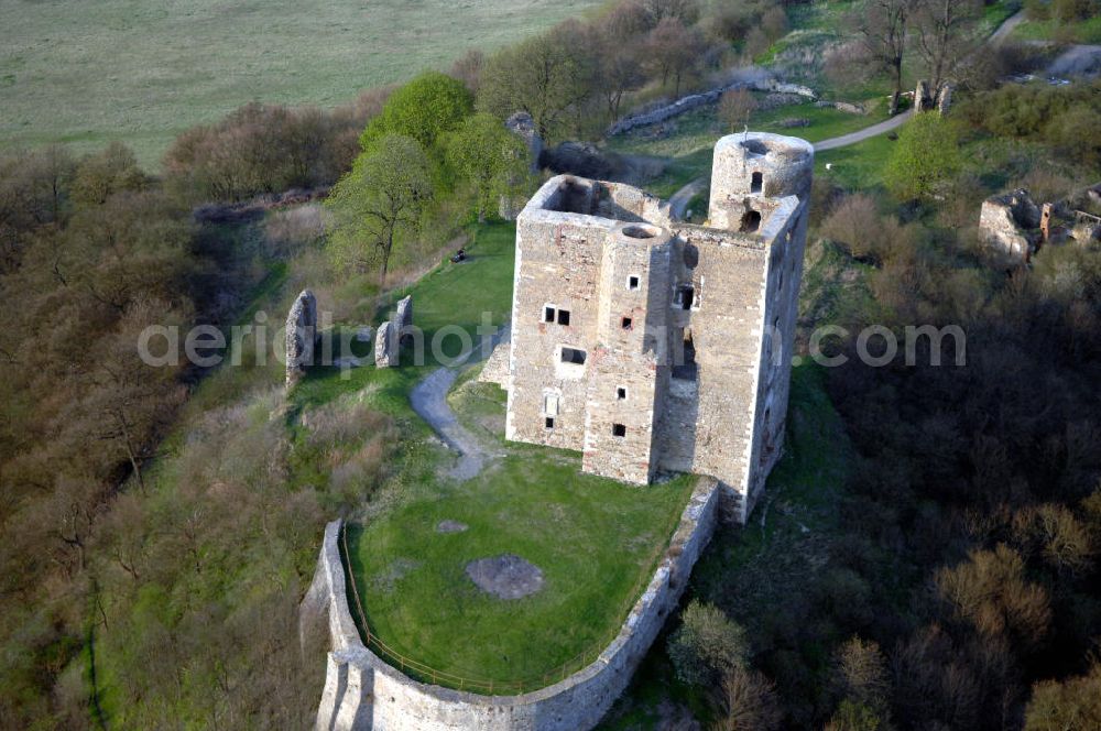 Aerial photograph HARKERODE - Blick auf die Burgruine Arnstein zwischen den Orten Sylda und Harkerode. Die Burg Arnstein ist eine Burgruine am Rande des Harzes und liegt im Landkreis Mansfeld-Südharz in Sachsen-Anhalt. Die Ruine steht auf einer 210 m hohen Erhebung zwischen den Orten Sylda und Harkerode südlich von Aschersleben und nordwestlich von Hettstedt. Aus der mittelalterlichen Befestigung ging im 12. Jahrhundert die Burg der Herren von Arnstein mit ihrem eindrucksvollen, weithin sichtbaren turmartigen Palasbau hervor. Kontakt: Verwaltungsgemeinschaft Wipper-Eine, Eislebener Str. 2, 06333 Quenstedt, Tel. +49 (0)3473 96220, Fax +49 (0)3473 962228