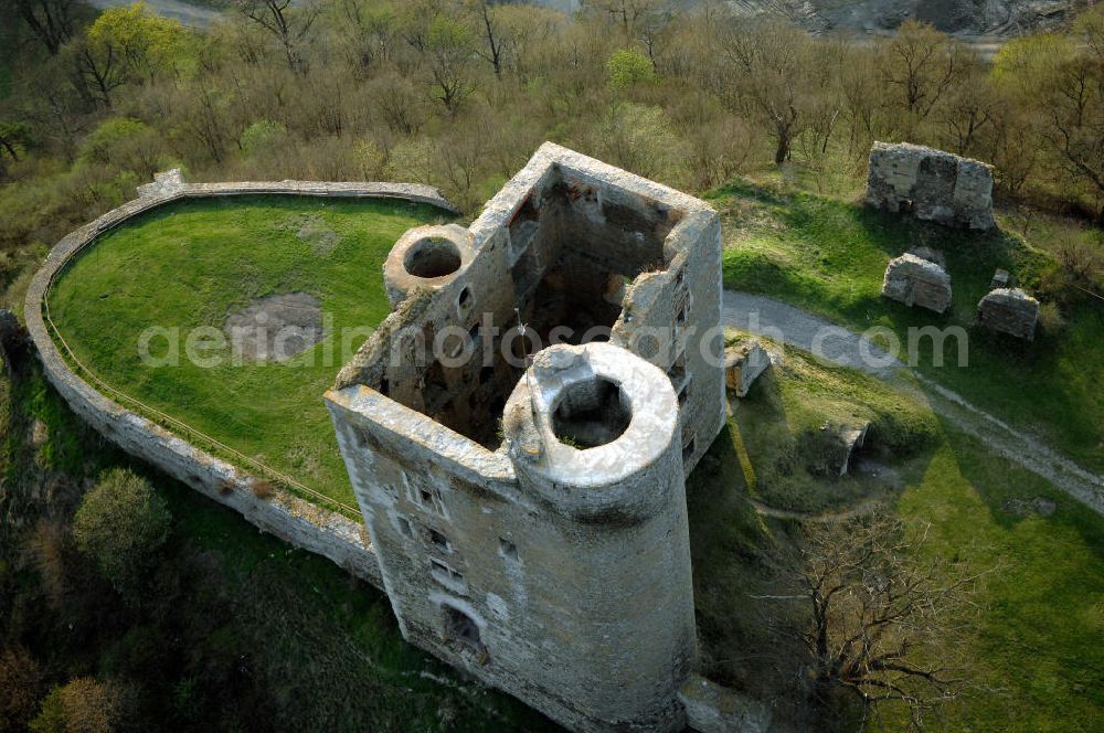 HARKERODE from above - Blick auf die Burgruine Arnstein zwischen den Orten Sylda und Harkerode. Die Burg Arnstein ist eine Burgruine am Rande des Harzes und liegt im Landkreis Mansfeld-Südharz in Sachsen-Anhalt. Die Ruine steht auf einer 210 m hohen Erhebung zwischen den Orten Sylda und Harkerode südlich von Aschersleben und nordwestlich von Hettstedt. Aus der mittelalterlichen Befestigung ging im 12. Jahrhundert die Burg der Herren von Arnstein mit ihrem eindrucksvollen, weithin sichtbaren turmartigen Palasbau hervor. Kontakt: Verwaltungsgemeinschaft Wipper-Eine, Eislebener Str. 2, 06333 Quenstedt, Tel. +49 (0)3473 96220, Fax +49 (0)3473 962228