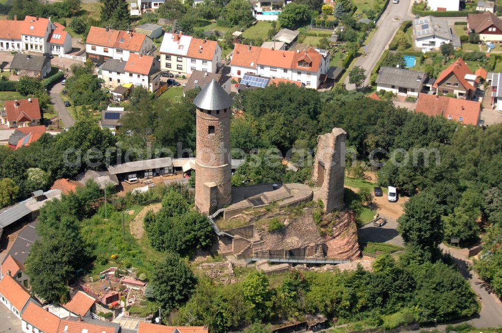 Kirkel from the bird's eye view: Blick auf die Burgruine Kirkel. Sie liegt in 307 m Höhe auf einem Bundsandsteinfelsen. Erbaut wurde sie im 11. Jahrhundert, die beiden Türme stammen aus dem 13. Jahrhundert. Im 16. Jahrhundert wurde die Burg zum Wohnschloss für Herzog Johann I. umgebaut. Die Burg wurde mehrmals zerstört und ab 1740 als Steinbruch genutz. Der Rundturm wurde 1955 wieder aufgebaut und diehnt nun als Aussichtsturm. Seit 1994 wird das Gelände als archäologische Forschungstätte genutzt, außerdem gibt es ein Museum und verschiedene Werkstätten. Im Sommer findet der Kirkeler Burgsommer in der Ruine statt. Kontakt: Förderkreis Kirkeler Burg e.V., Eckgasse 3, 66459 Kirkel