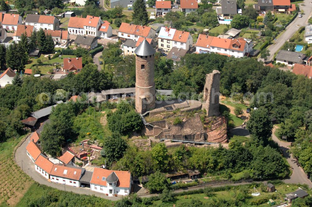 Aerial image Kirkel - Blick auf die Burgruine Kirkel. Sie liegt in 307 m Höhe auf einem Bundsandsteinfelsen. Erbaut wurde sie im 11. Jahrhundert, die beiden Türme stammen aus dem 13. Jahrhundert. Im 16. Jahrhundert wurde die Burg zum Wohnschloss für Herzog Johann I. umgebaut. Die Burg wurde mehrmals zerstört und ab 1740 als Steinbruch genutz. Der Rundturm wurde 1955 wieder aufgebaut und diehnt nun als Aussichtsturm. Seit 1994 wird das Gelände als archäologische Forschungstätte genutzt, außerdem gibt es ein Museum und verschiedene Werkstätten. Im Sommer findet der Kirkeler Burgsommer in der Ruine statt. Kontakt: Förderkreis Kirkeler Burg e.V., Eckgasse 3, 66459 Kirkel