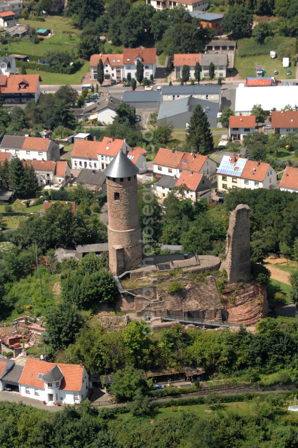 Aerial photograph Kirkel - Blick auf die Burgruine Kirkel. Sie liegt in 307 m Höhe auf einem Bundsandsteinfelsen. Erbaut wurde sie im 11. Jahrhundert, die beiden Türme stammen aus dem 13. Jahrhundert. Im 16. Jahrhundert wurde die Burg zum Wohnschloss für Herzog Johann I. umgebaut. Die Burg wurde mehrmals zerstört und ab 1740 als Steinbruch genutz. Der Rundturm wurde 1955 wieder aufgebaut und diehnt nun als Aussichtsturm. Seit 1994 wird das Gelände als archäologische Forschungstätte genutzt, außerdem gibt es ein Museum und verschiedene Werkstätten. Im Sommer findet der Kirkeler Burgsommer in der Ruine statt. Kontakt: Förderkreis Kirkeler Burg e.V., Eckgasse 3, 66459 Kirkel