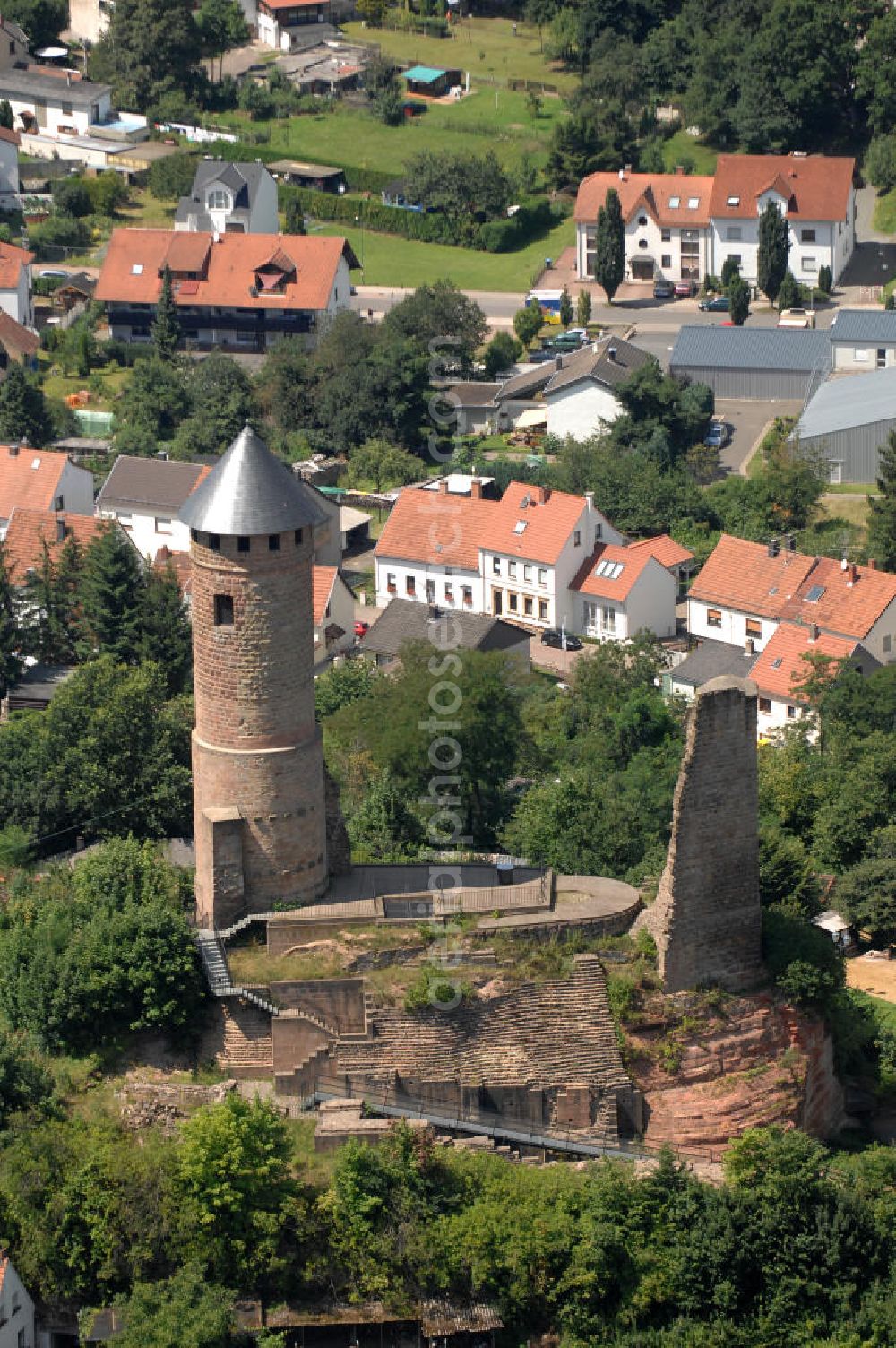 Kirkel from above - Blick auf die Burgruine Kirkel. Sie liegt in 307 m Höhe auf einem Bundsandsteinfelsen. Erbaut wurde sie im 11. Jahrhundert, die beiden Türme stammen aus dem 13. Jahrhundert. Im 16. Jahrhundert wurde die Burg zum Wohnschloss für Herzog Johann I. umgebaut. Die Burg wurde mehrmals zerstört und ab 1740 als Steinbruch genutz. Der Rundturm wurde 1955 wieder aufgebaut und diehnt nun als Aussichtsturm. Seit 1994 wird das Gelände als archäologische Forschungstätte genutzt, außerdem gibt es ein Museum und verschiedene Werkstätten. Im Sommer findet der Kirkeler Burgsommer in der Ruine statt. Kontakt: Förderkreis Kirkeler Burg e.V., Eckgasse 3, 66459 Kirkel