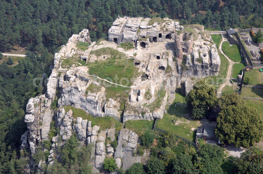 Blankenburg from above - Die Burgruine Regenstein liegt 3 km nördlich von Blankenburg in Sachsen-Anhalt und ist ein beliebtes Ausflugsziel, auf dem jedes Jahr ein Ritterspiel und ein Garnisonsfest stattfinden. Hervorzuheben sind einige in den Fels hineingehauene Räume und die Ruine des Bergfrieds.