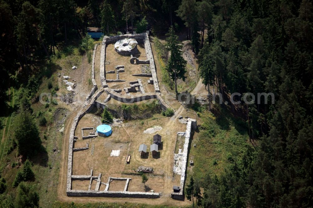 Aerial image Weisbach - The castle is first mentioned in documents Wysburg in May of 1320 as robber knights. 1985 made ??by the former Museum of Prehistory and Early History of Thuringia first scientifically based excavations. The walls were gradually up to some certain level, backed up again and it marked the original level by red bricks. So far been excavated including the farm buildings of the outer ward with oven, outside walls, keep, great hall, tower, wall-trench system, gate and cistern system