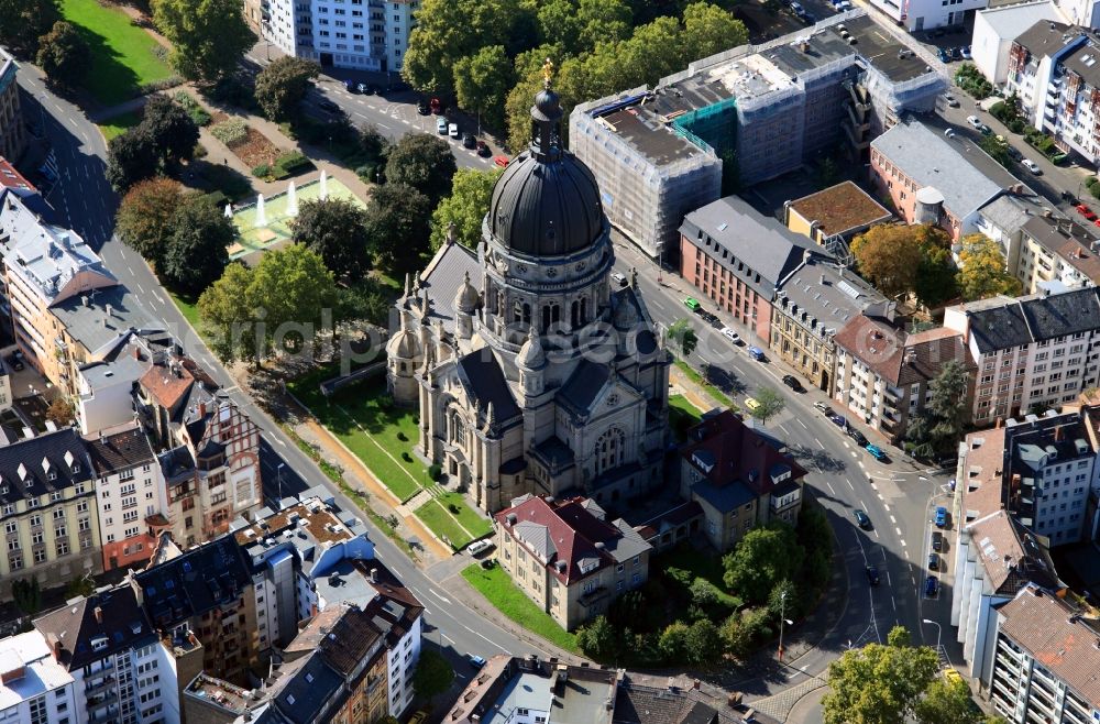 Aerial photograph Mainz - The Christ Church of Mainz is an evangelical church and was built in 1896-1903 to designs by Edward Kreyßig. On 2 July 1903 was consecrated the church. After the destruction of the Second World War it was rebuilt in 1952-1954 and 31 Dedicated in October. The church is surrounded in the center of a newly landscaped boulevard