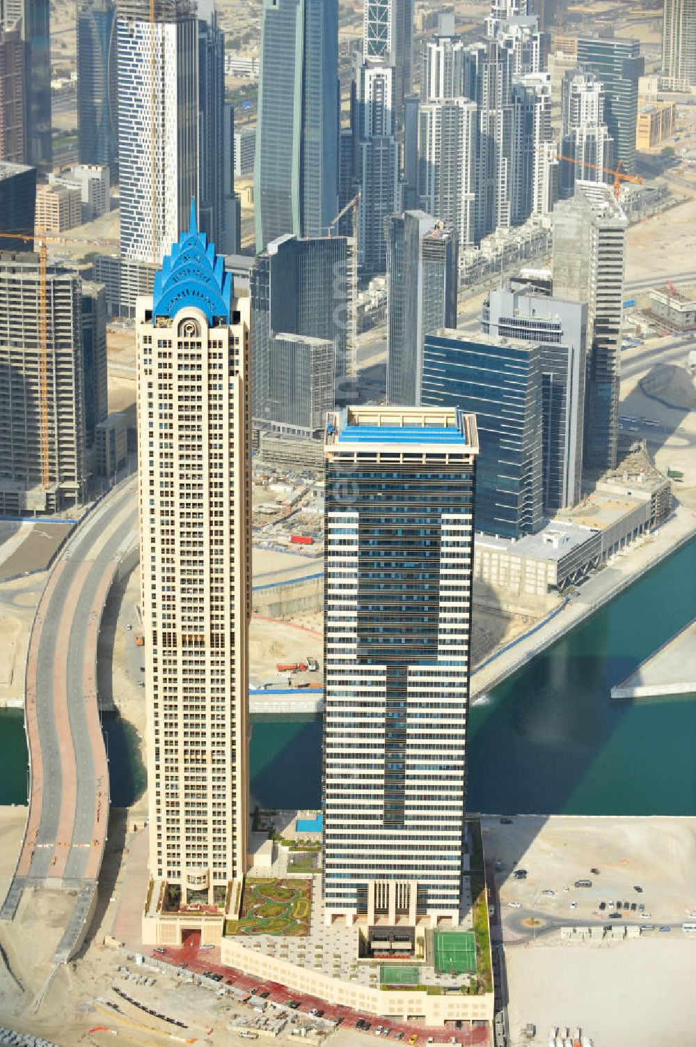 Dubai from the bird's eye view: Die Churchill Towers sind Teil des Stadtentwicklungsvorhabens Business Bay in Dubai, bei dem auf einer sechs Kilometer langen Urbanisationszone 230 bis 260 Hochhäuser entsehen sollen, die vorallem für die Ansiedlung internatinaler Unternehem gedacht sind. Die Churchill Towers sind ein Komplex aus zwei Hochhäusern: Churchill Residency (245m) und Churchill Executive (172m). Während Churchill Residency als Wohnhochhaus fungiert, beherbergt Churchill Executive mehrere Geschäftsräume. Die Hochhäuser wurden von Emirates National Investment entwickelt. The Churchill Towers are part of the urban development plan valled Business Bay in Dubai which will result in a number of 230 and 260 skyscrapers in a zone of 6 km. They are intended for the settlement of international companies. The Churchill Towers are a complex of two towers: the Churchill Residency (804 ft.), a residental tower, and the Churchill Executive (564 ft.), an office tower. The developer ist Emirates National Investment.