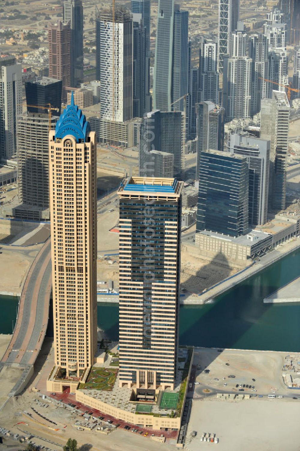 Aerial image Dubai - Die Churchill Towers sind Teil des Stadtentwicklungsvorhabens Business Bay in Dubai, bei dem auf einer sechs Kilometer langen Urbanisationszone 230 bis 260 Hochhäuser entsehen sollen, die vorallem für die Ansiedlung internatinaler Unternehem gedacht sind. Die Churchill Towers sind ein Komplex aus zwei Hochhäusern: Churchill Residency (245m) und Churchill Executive (172m). Während Churchill Residency als Wohnhochhaus fungiert, beherbergt Churchill Executive mehrere Geschäftsräume. Die Hochhäuser wurden von Emirates National Investment entwickelt. The Churchill Towers are part of the urban development plan valled Business Bay in Dubai which will result in a number of 230 and 260 skyscrapers in a zone of 6 km. They are intended for the settlement of international companies. The Churchill Towers are a complex of two towers: the Churchill Residency (804 ft.), a residental tower, and the Churchill Executive (564 ft.), an office tower. The developer ist Emirates National Investment.