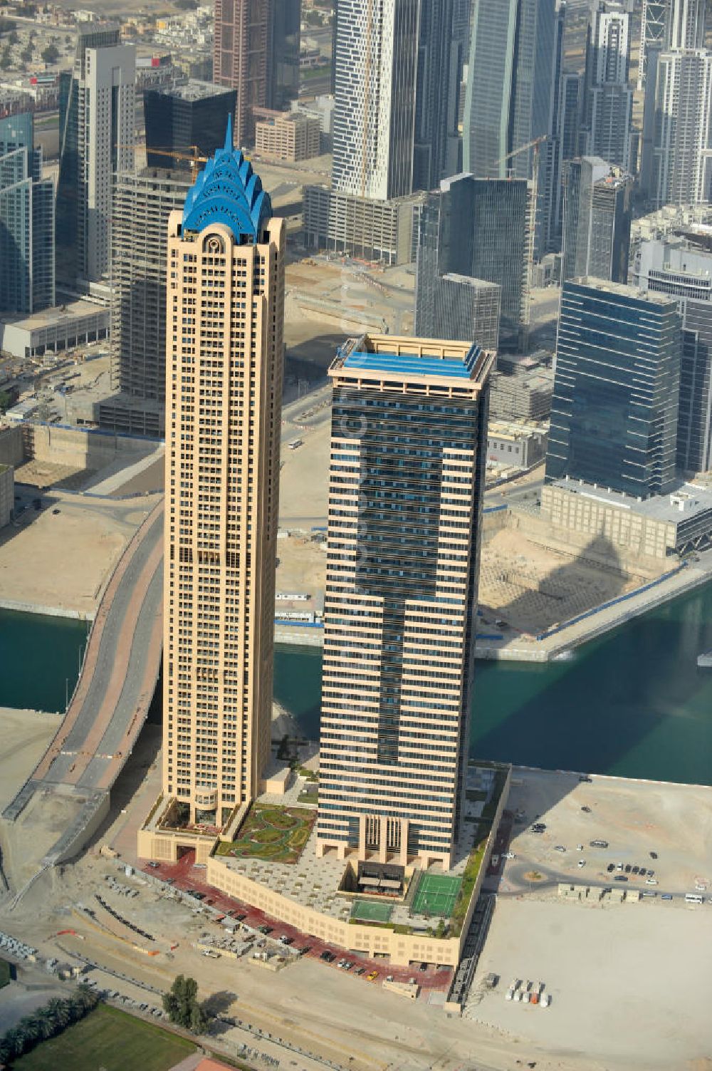 Aerial photograph Dubai - Die Churchill Towers sind Teil des Stadtentwicklungsvorhabens Business Bay in Dubai, bei dem auf einer sechs Kilometer langen Urbanisationszone 230 bis 260 Hochhäuser entsehen sollen, die vorallem für die Ansiedlung internatinaler Unternehem gedacht sind. Die Churchill Towers sind ein Komplex aus zwei Hochhäusern: Churchill Residency (245m) und Churchill Executive (172m). Während Churchill Residency als Wohnhochhaus fungiert, beherbergt Churchill Executive mehrere Geschäftsräume. Die Hochhäuser wurden von Emirates National Investment entwickelt. The Churchill Towers are part of the urban development plan valled Business Bay in Dubai which will result in a number of 230 and 260 skyscrapers in a zone of 6 km. They are intended for the settlement of international companies. The Churchill Towers are a complex of two towers: the Churchill Residency (804 ft.), a residental tower, and the Churchill Executive (564 ft.), an office tower. The developer ist Emirates National Investment.