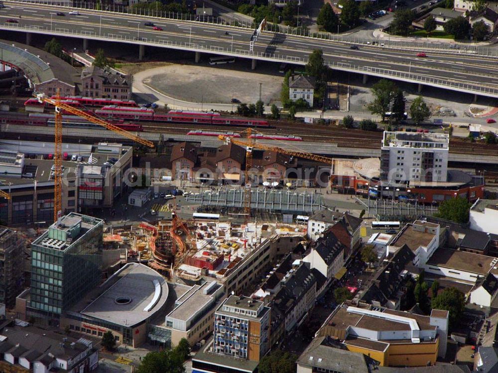 Siegen from the bird's eye view: 27.08.2005 Siegen; Mitten in der Innenstadt, direkt am Bahnhof, hat Siegen seit dem Herbst 1998 einen neuen strahlenden Marktplatz – die City Galerie, ein Einkaufszentrum der ECE GmbH. In der Siegener Unterstadt, an zentraler Stelle zwischen Bahnhof und Morleystraße soll (bzw. wird) ein großer Verwaltungs-, Geschäfts- und Wohnkomplex entstehen mit dem Namen Sieg-Carré.