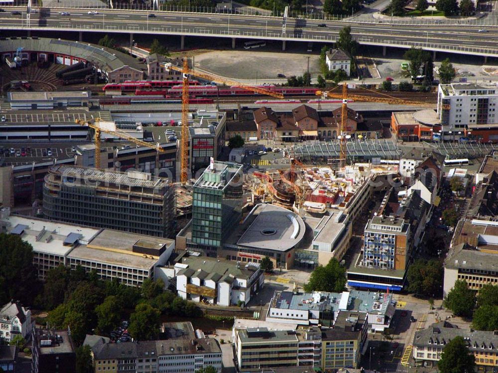 Aerial image Siegen - 27.08.2005 Siegen; Mitten in der Innenstadt, direkt am Bahnhof, hat Siegen seit dem Herbst 1998 einen neuen strahlenden Marktplatz – die City Galerie, ein Einkaufszentrum der ECE GmbH. In der Siegener Unterstadt, an zentraler Stelle zwischen Bahnhof und Morleystraße soll (bzw. wird) ein großer Verwaltungs-, Geschäfts- und Wohnkomplex entstehen mit dem Namen Sieg-Carré.