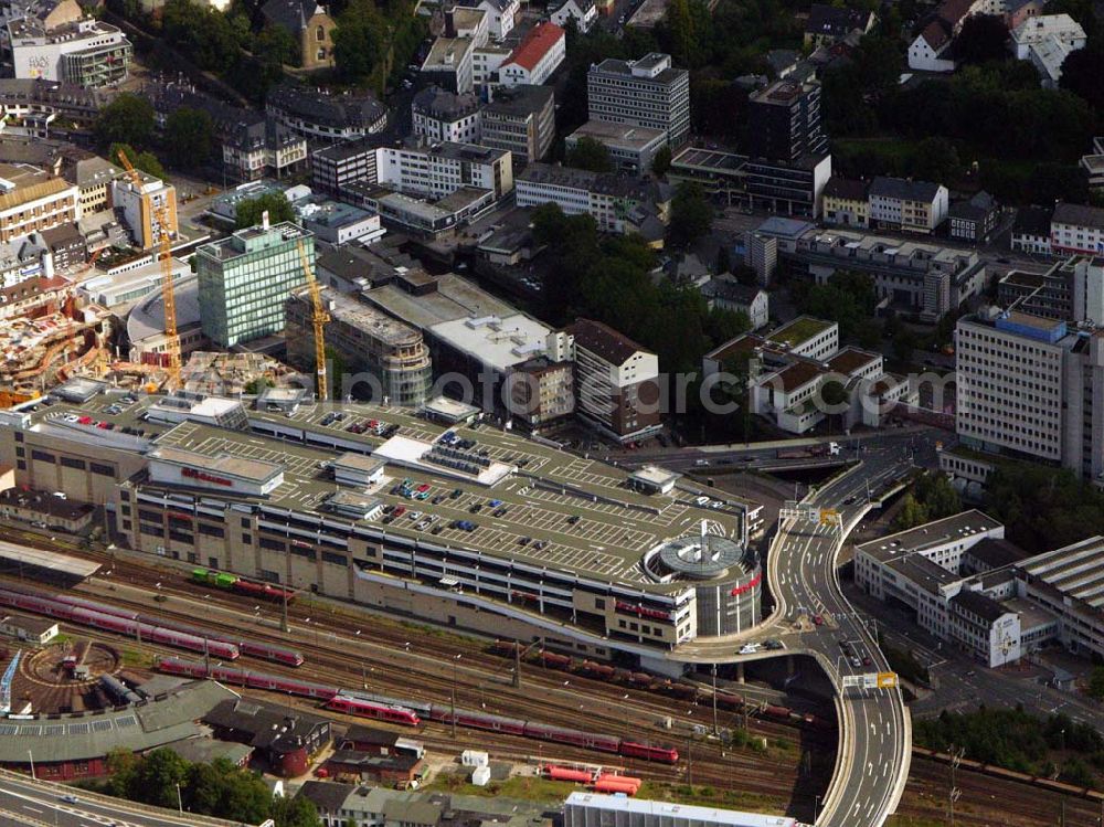 Aerial photograph Siegen - 27.08.2005 Siegen; Mitten in der Innenstadt, direkt am Bahnhof, hat Siegen seit dem Herbst 1998 einen neuen strahlenden Marktplatz – die City Galerie, ein Einkaufszentrum der ECE GmbH. In der Siegener Unterstadt, an zentraler Stelle zwischen Bahnhof und Morleystraße soll (bzw. wird) ein großer Verwaltungs-, Geschäfts- und Wohnkomplex entstehen mit dem Namen Sieg-Carré.