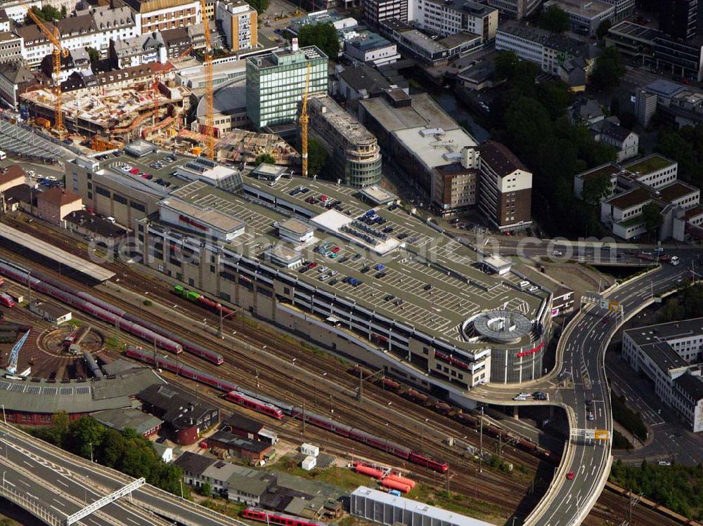 Siegen from above - 27.08.2005 Siegen; Mitten in der Innenstadt, direkt am Bahnhof, hat Siegen seit dem Herbst 1998 einen neuen strahlenden Marktplatz – die City Galerie, ein Einkaufszentrum der ECE GmbH. In der Siegener Unterstadt, an zentraler Stelle zwischen Bahnhof und Morleystraße soll (bzw. wird) ein großer Verwaltungs-, Geschäfts- und Wohnkomplex entstehen mit dem Namen Sieg-Carré.