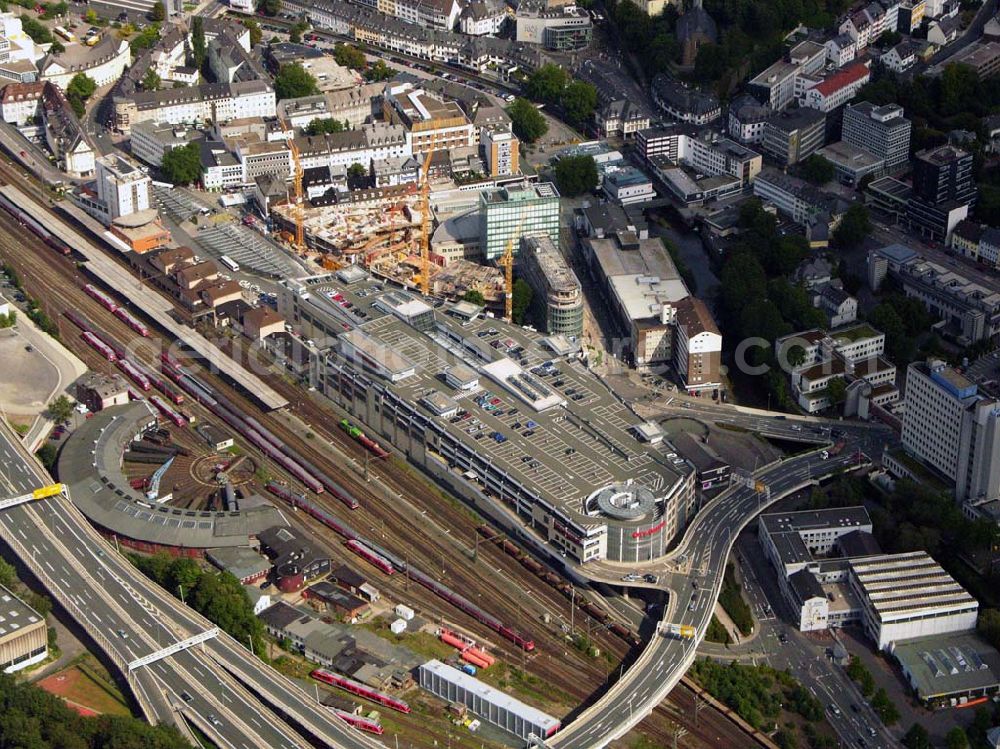 Siegen from the bird's eye view: 27.08.2005 Siegen; Mitten in der Innenstadt, direkt am Bahnhof, hat Siegen seit dem Herbst 1998 einen neuen strahlenden Marktplatz – die City Galerie, ein Einkaufszentrum der ECE GmbH. In der Siegener Unterstadt, an zentraler Stelle zwischen Bahnhof und Morleystraße soll (bzw. wird) ein großer Verwaltungs-, Geschäfts- und Wohnkomplex entstehen mit dem Namen Sieg-Carré.