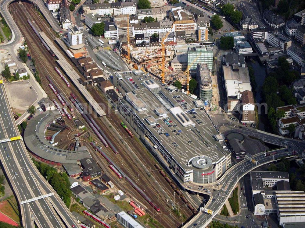 Aerial image Siegen - 27.08.2005 Siegen; Mitten in der Innenstadt, direkt am Bahnhof, hat Siegen seit dem Herbst 1998 einen neuen strahlenden Marktplatz – die City Galerie, ein Einkaufszentrum der ECE GmbH. In der Siegener Unterstadt, an zentraler Stelle zwischen Bahnhof und Morleystraße soll (bzw. wird) ein großer Verwaltungs-, Geschäfts- und Wohnkomplex entstehen mit dem Namen Sieg-Carré.