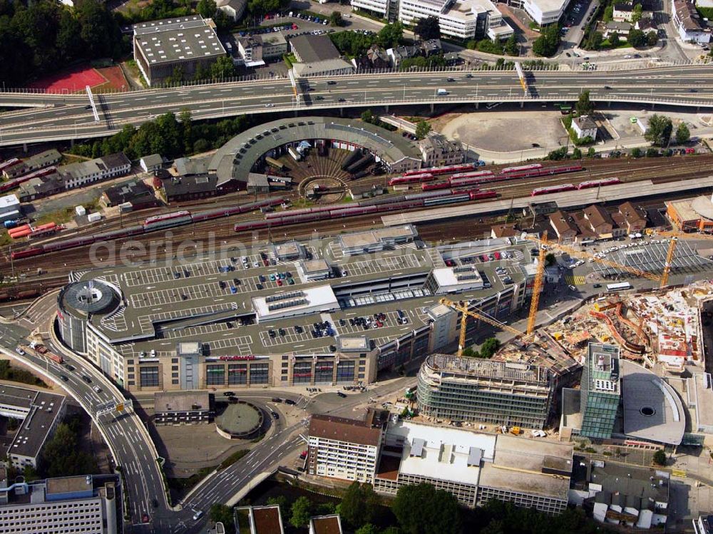 Aerial photograph Siegen - 27.08.2005 Siegen; Mitten in der Innenstadt, direkt am Bahnhof, hat Siegen seit dem Herbst 1998 einen neuen strahlenden Marktplatz – die City Galerie, ein Einkaufszentrum der ECE GmbH. In der Siegener Unterstadt, an zentraler Stelle zwischen Bahnhof und Morleystraße soll (bzw. wird) ein großer Verwaltungs-, Geschäfts- und Wohnkomplex entstehen mit dem Namen Sieg-Carré.