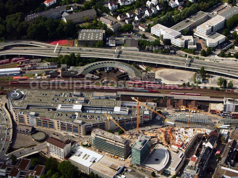 Siegen from above - 27.08.2005 Siegen; Mitten in der Innenstadt, direkt am Bahnhof, hat Siegen seit dem Herbst 1998 einen neuen strahlenden Marktplatz – die City Galerie, ein Einkaufszentrum der ECE GmbH. In der Siegener Unterstadt, an zentraler Stelle zwischen Bahnhof und Morleystraße soll (bzw. wird) ein großer Verwaltungs-, Geschäfts- und Wohnkomplex entstehen mit dem Namen Sieg-Carré.