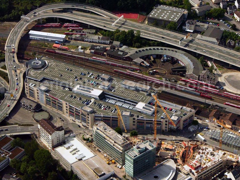 Siegen from the bird's eye view: 27.08.2005 Siegen; Mitten in der Innenstadt, direkt am Bahnhof, hat Siegen seit dem Herbst 1998 einen neuen strahlenden Marktplatz – die City Galerie, ein Einkaufszentrum der ECE GmbH. In der Siegener Unterstadt, an zentraler Stelle zwischen Bahnhof und Morleystraße soll (bzw. wird) ein großer Verwaltungs-, Geschäfts- und Wohnkomplex entstehen mit dem Namen Sieg-Carré.