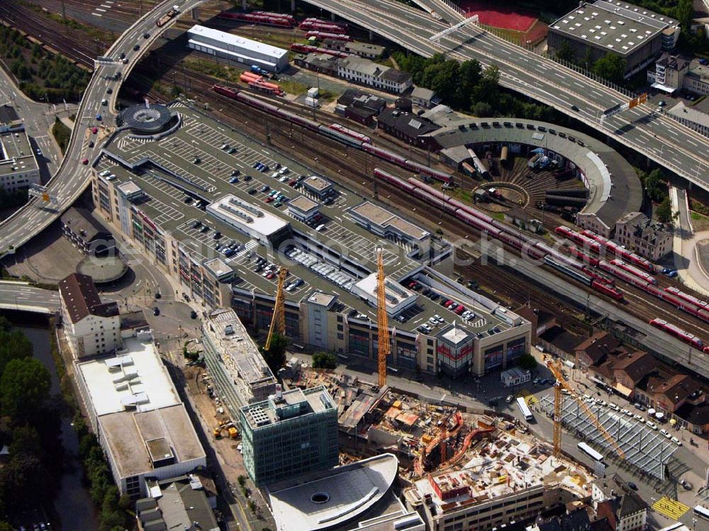 Aerial image Siegen - 27.08.2005 Siegen; Mitten in der Innenstadt, direkt am Bahnhof, hat Siegen seit dem Herbst 1998 einen neuen strahlenden Marktplatz – die City Galerie, ein Einkaufszentrum der ECE GmbH. In der Siegener Unterstadt, an zentraler Stelle zwischen Bahnhof und Morleystraße soll (bzw. wird) ein großer Verwaltungs-, Geschäfts- und Wohnkomplex entstehen mit dem Namen Sieg-Carré.