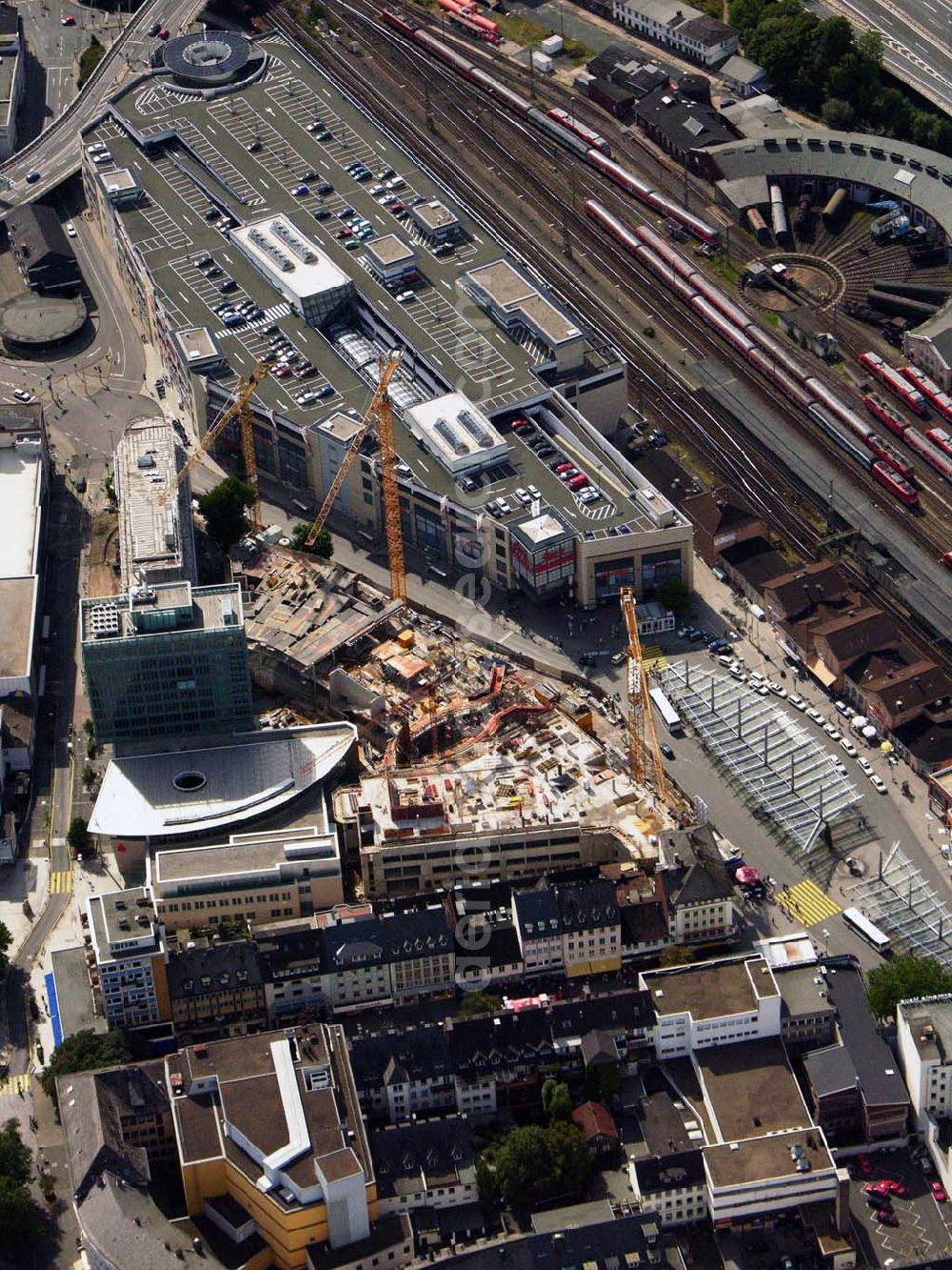 Aerial photograph Siegen - 27.08.2005 Siegen; Mitten in der Innenstadt, direkt am Bahnhof, hat Siegen seit dem Herbst 1998 einen neuen strahlenden Marktplatz – die City Galerie, ein Einkaufszentrum der ECE GmbH. In der Siegener Unterstadt, an zentraler Stelle zwischen Bahnhof und Morleystraße soll (bzw. wird) ein großer Verwaltungs-, Geschäfts- und Wohnkomplex entstehen mit dem Namen Sieg-Carré.