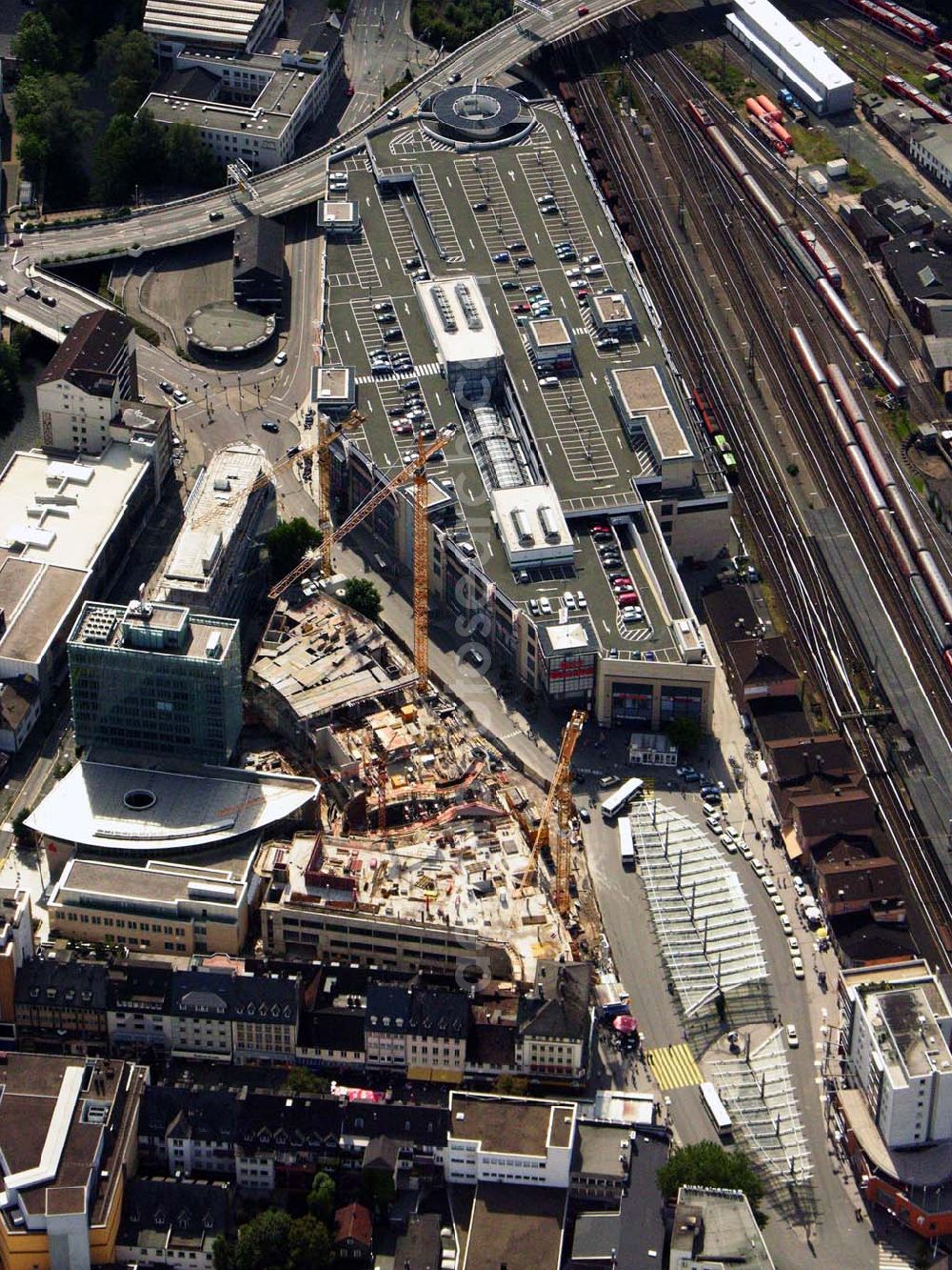 Siegen from above - 27.08.2005 Siegen; Mitten in der Innenstadt, direkt am Bahnhof, hat Siegen seit dem Herbst 1998 einen neuen strahlenden Marktplatz – die City Galerie, ein Einkaufszentrum der ECE GmbH. In der Siegener Unterstadt, an zentraler Stelle zwischen Bahnhof und Morleystraße soll (bzw. wird) ein großer Verwaltungs-, Geschäfts- und Wohnkomplex entstehen mit dem Namen Sieg-Carré.