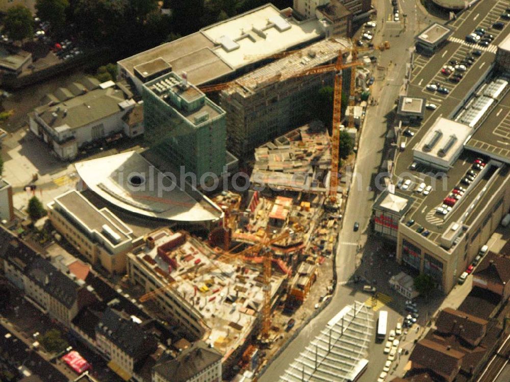 Siegen from the bird's eye view: 27.08.2005 Siegen; Mitten in der Innenstadt, direkt am Bahnhof, hat Siegen seit dem Herbst 1998 einen neuen strahlenden Marktplatz – die City Galerie, ein Einkaufszentrum der ECE GmbH. In der Siegener Unterstadt, an zentraler Stelle zwischen Bahnhof und Morleystraße soll (bzw. wird) ein großer Verwaltungs-, Geschäfts- und Wohnkomplex entstehen mit dem Namen Sieg-Carré.