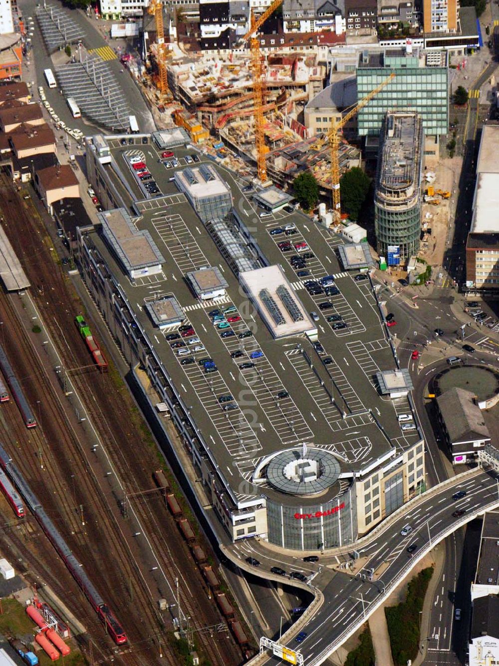 Aerial image Siegen - 27.08.2005 Siegen; Mitten in der Innenstadt, direkt am Bahnhof, hat Siegen seit dem Herbst 1998 einen neuen strahlenden Marktplatz – die City Galerie, ein Einkaufszentrum der ECE GmbH. In der Siegener Unterstadt, an zentraler Stelle zwischen Bahnhof und Morleystraße soll (bzw. wird) ein großer Verwaltungs-, Geschäfts- und Wohnkomplex entstehen mit dem Namen Sieg-Carré.