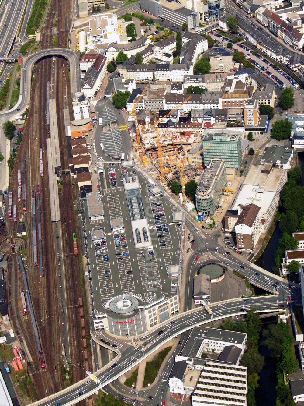 Aerial photograph Siegen - 27.08.2005 Siegen; Mitten in der Innenstadt, direkt am Bahnhof, hat Siegen seit dem Herbst 1998 einen neuen strahlenden Marktplatz – die City Galerie, ein Einkaufszentrum der ECE GmbH. In der Siegener Unterstadt, an zentraler Stelle zwischen Bahnhof und Morleystraße soll (bzw. wird) ein großer Verwaltungs-, Geschäfts- und Wohnkomplex entstehen mit dem Namen Sieg-Carré.