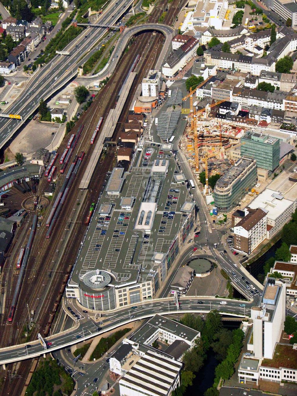 Siegen from above - 27.08.2005 Siegen; Mitten in der Innenstadt, direkt am Bahnhof, hat Siegen seit dem Herbst 1998 einen neuen strahlenden Marktplatz – die City Galerie, ein Einkaufszentrum der ECE GmbH. In der Siegener Unterstadt, an zentraler Stelle zwischen Bahnhof und Morleystraße soll (bzw. wird) ein großer Verwaltungs-, Geschäfts- und Wohnkomplex entstehen mit dem Namen Sieg-Carré.