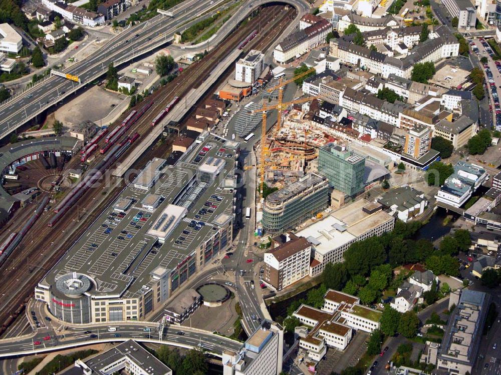 Siegen from the bird's eye view: 27.08.2005 Siegen; Mitten in der Innenstadt, direkt am Bahnhof, hat Siegen seit dem Herbst 1998 einen neuen strahlenden Marktplatz – die City Galerie, ein Einkaufszentrum der ECE GmbH. In der Siegener Unterstadt, an zentraler Stelle zwischen Bahnhof und Morleystraße soll (bzw. wird) ein großer Verwaltungs-, Geschäfts- und Wohnkomplex entstehen mit dem Namen Sieg-Carré.