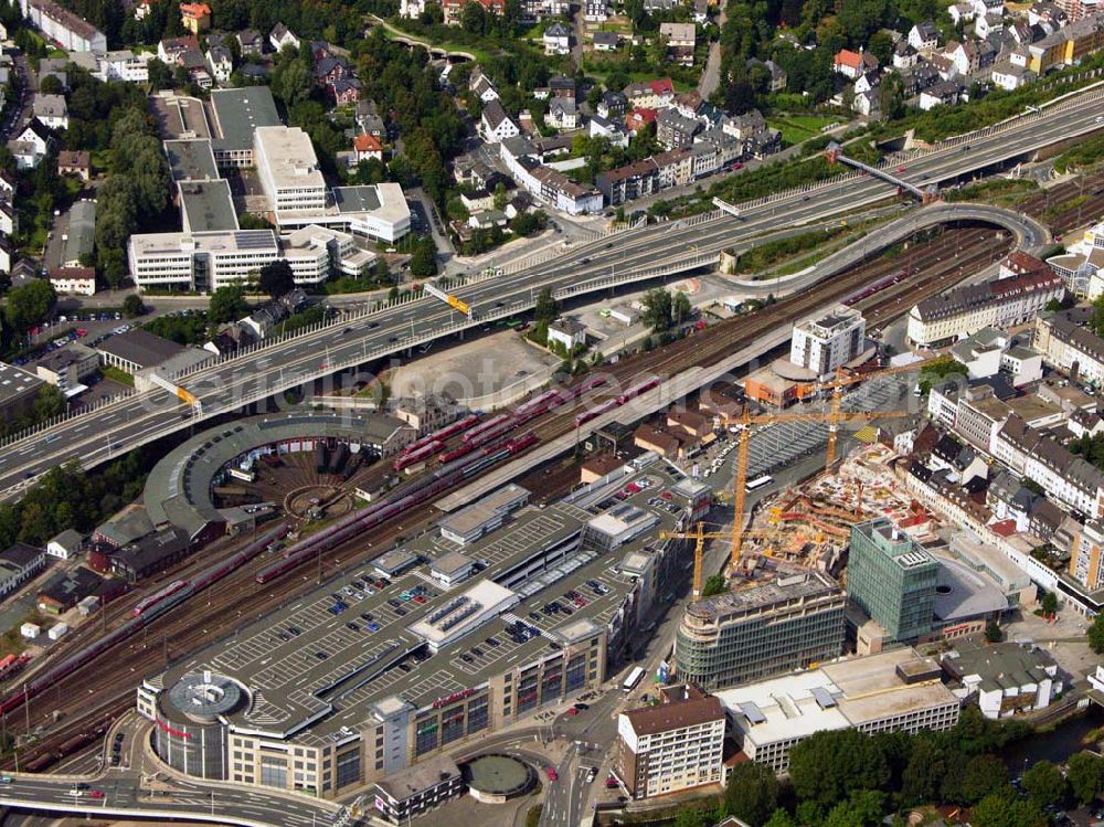 Aerial image Siegen - 27.08.2005 Siegen; Mitten in der Innenstadt, direkt am Bahnhof, hat Siegen seit dem Herbst 1998 einen neuen strahlenden Marktplatz – die City Galerie, ein Einkaufszentrum der ECE GmbH. In der Siegener Unterstadt, an zentraler Stelle zwischen Bahnhof und Morleystraße soll (bzw. wird) ein großer Verwaltungs-, Geschäfts- und Wohnkomplex entstehen mit dem Namen Sieg-Carré.