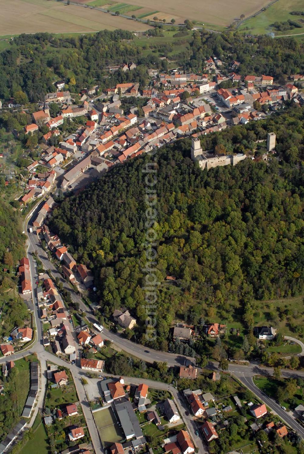 Aerial photograph Eckartsberga - Blick auf die Eckartsburg und den Ort Eckartsberga. Die Burg wurde vermutlich Ende des 10. Jahrhunderts erbaut. Bereits 1861 wurde eine Restauration auf der Burg eingerichtet. Heute ist sie ein beliebtes Ausflugsziel. Kontakt: Eckartsburg, 06648 Eckartsberga, Tel.: 034467 / 20415.