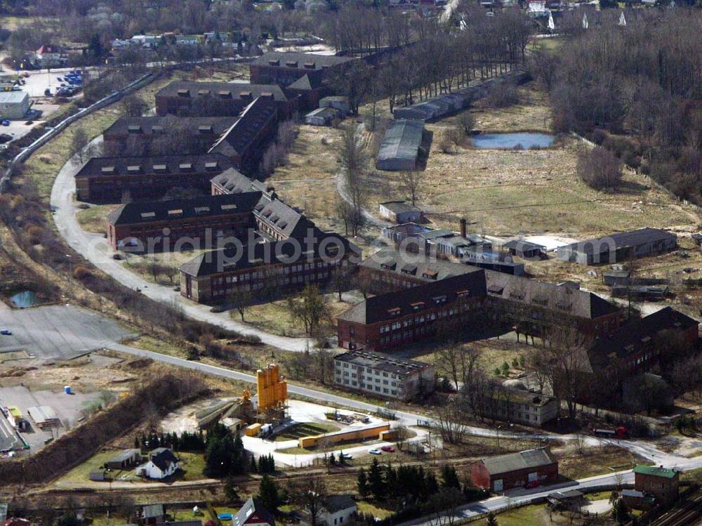 Aerial photograph Bernau - 06.04.2006 Bernau; Wo einst russische Militärs ihre Uniformen reinigten, ist heute eine massiv mit Chlorkohlenwasserstoffen belastete Schadstoffstelle auf dem Gelände der ehemaligen Kaserne Schönfelder Weg in Bernau. Eine Gefahr für die Trinkwasserversorgung der Bernauer Bevölkerung ist nicht gegeben, da die Stadt seit den 70er Jahren aus den Wasserwerken Schönow und Zepernick versorgt wird.