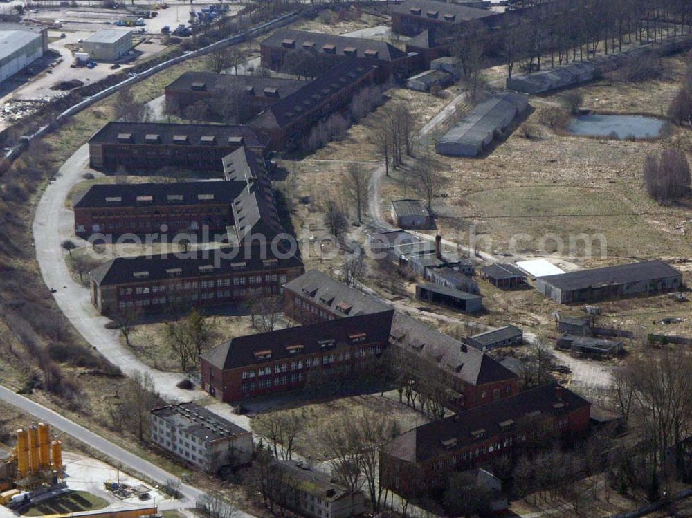 Bernau from above - 06.04.2006 Bernau; Wo einst russische Militärs ihre Uniformen reinigten, ist heute eine massiv mit Chlorkohlenwasserstoffen belastete Schadstoffstelle auf dem Gelände der ehemaligen Kaserne Schönfelder Weg in Bernau. Eine Gefahr für die Trinkwasserversorgung der Bernauer Bevölkerung ist nicht gegeben, da die Stadt seit den 70er Jahren aus den Wasserwerken Schönow und Zepernick versorgt wird.