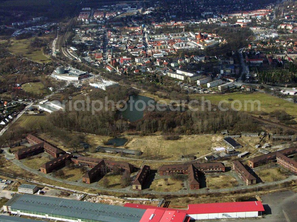 Bernau from above - 06.04.2006 Bernau; Wo einst russische Militärs ihre Uniformen reinigten, ist heute eine massiv mit Chlorkohlenwasserstoffen belastete Schadstoffstelle auf dem Gelände der ehemaligen Kaserne Schönfelder Weg in Bernau. Eine Gefahr für die Trinkwasserversorgung der Bernauer Bevölkerung ist nicht gegeben, da die Stadt seit den 70er Jahren aus den Wasserwerken Schönow und Zepernick versorgt wird.