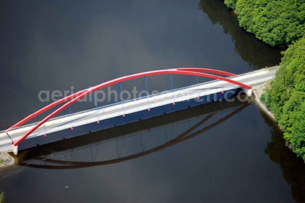 Aerial photograph Burgk - The Eisbrücke (ice bridge) in Burgk in the state of Thuringia. The distinct red arch bridge leads the road L1101 over the river Saale at the dam Burgkhammer. The project was realised by the Schneider & Partner Ingenieur-Consult GmbH