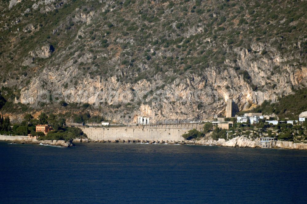 Èze from the bird's eye view: Blick auf die Eisenbahnbrücke an der Avenue Raymond Poincaré in der Nähe von Èze. Èze ist eine an der französischen Mittelmeerküste zwischen Nizza und Monaco gelegene Gemeinde mit ca. 2.500 Einwohnern. Sie liegt an einem steilen Küstenabschnitt und erstreckt sich von Èze-sur-Mer auf Meereshöhe über den malerischen Gemeindeteil Èze Village (430 m ü. NN) bis auf etwa 700 m Höhe.