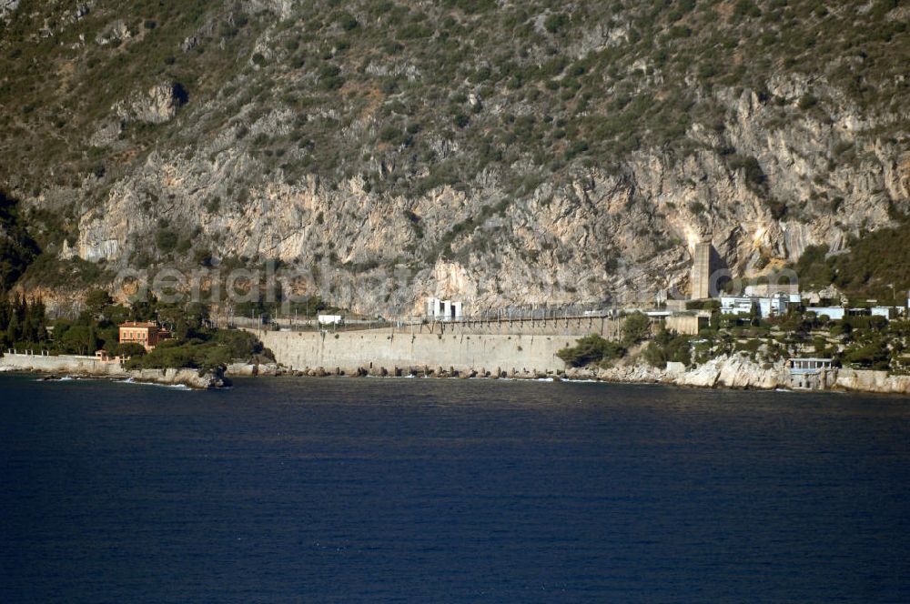 Aerial image Èze - Blick auf die Eisenbahnbrücke an der Avenue Raymond Poincaré in der Nähe von Èze. Èze ist eine an der französischen Mittelmeerküste zwischen Nizza und Monaco gelegene Gemeinde mit ca. 2.500 Einwohnern. Sie liegt an einem steilen Küstenabschnitt und erstreckt sich von Èze-sur-Mer auf Meereshöhe über den malerischen Gemeindeteil Èze Village (430 m ü. NN) bis auf etwa 700 m Höhe.