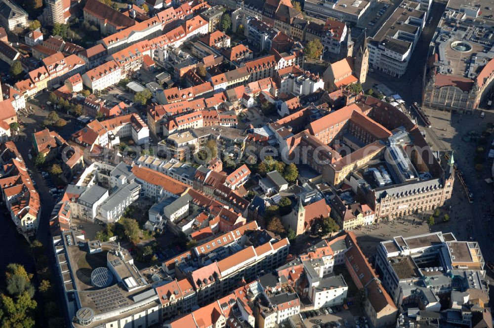 Erfurt from the bird's eye view: Blick auf die Altstadt, eine der größten deutschen Altstädte. Ca. 16.500 Menschen leben auf dieser Fläche, sie lässt sich in drei Teile gliedern, der älteste stammt aus dem 8. Jahrhundert.