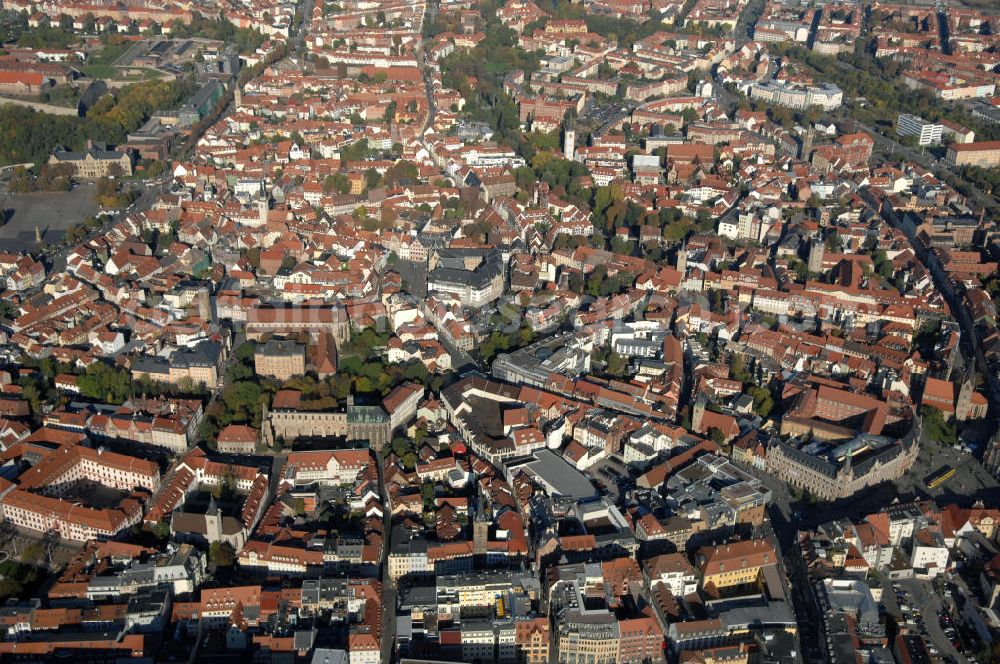 Aerial photograph Erfurt - Blick auf die Altstadt, eine der größten deutschen Altstädte. Ca. 16.500 Menschen leben auf dieser Fläche, sie lässt sich in drei Teile gliedern, der älteste stammt aus dem 8. Jahrhundert.