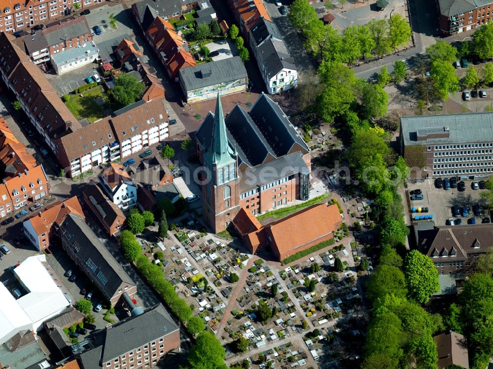 Emden from the bird's eye view: The Evangelical Reformed Great Church in Emden is one of the most important centers of East Frisian history. After the destruction of the Second World War in the Church services were no longer held. On one part of the foundations for the parish church was built in the Swiss. The Great Church is now home to the Johannes a Lasco Library, which is considered one of the most important theological libraries in Germany