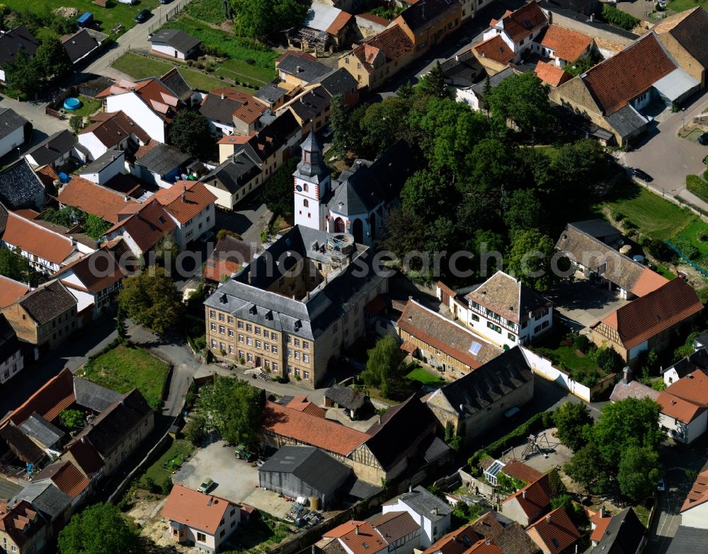 Aerial photograph Partenheim - The protestant church St. Peter and the Wallbrunn castle in Partenheim in Rhineland-Palatinate