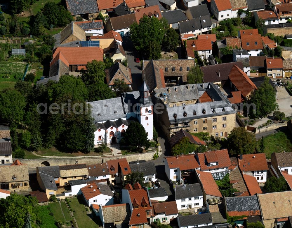 Partenheim from the bird's eye view: The protestant church St. Peter and the Wallbrunn castle in Partenheim in Rhineland-Palatinate