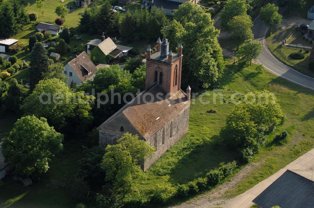 Tormow from above - Blick auf die Feldsteinkirche. Die Felsenkirche stammt ursprünglich aus dem 13. Jahrhundert, brannte jedoch mehrmals aus. In den Jahren 1837 und 1838 wurde sie Rekonstruiert, der entwurf für den Turm im neugotischen Stil stammt von Karl Friedrich Schinkel. Kontakt: Stadt Fürstenberg/ Havel, Markt 1, 16798 Fürstenberg/Havel, Tel. 033093/ 346 - 0, info@stadt-fuerstenberg-havel.de