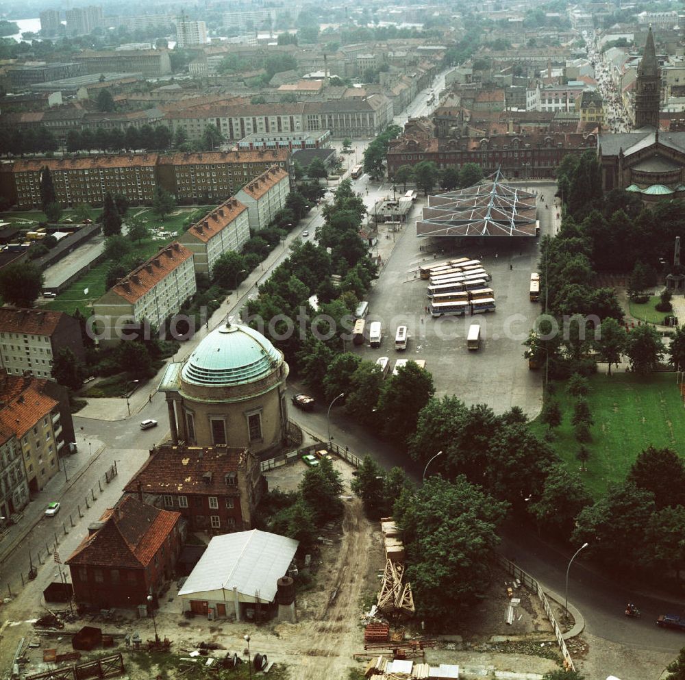 Potsdam from the bird's eye view: Die Französische Kirche an der Ecke Hebbelstraße / Charlottenstraße in Potsdam. Am rechten Bildrand sichtbar die Katholische Probsteikirche St. Peter und Paul. Im Hintergrund die Potsdamer Innenstadt. Links Wohnblöcke.