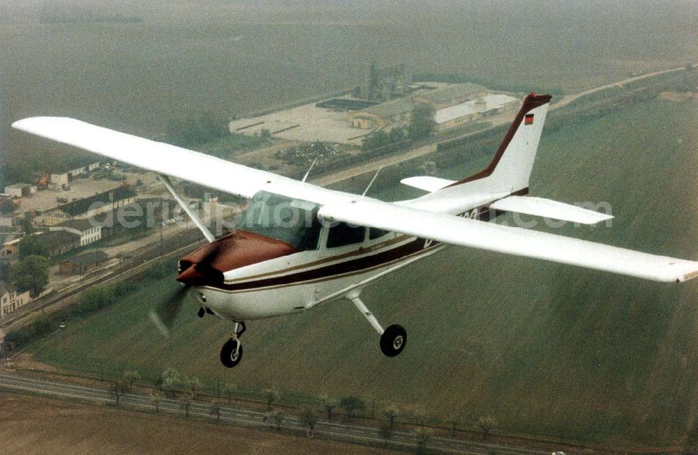 Magdeburg from the bird's eye view: Die Freiheit ist grenzenlos mit einer Cessna 172 Über Magdeburg Sachsen-Anhalt 07.05.1992