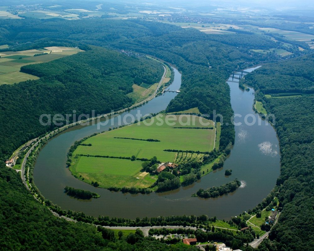 Aerial image Simmershausen - The river Fulda in Simmershausen in the county of Fuldatal - Fulda Valley - in the state of Hesse. View of the peninsula of the nature reserve and wildlife sanctuary Kragenhof. The river runs in a horseshoebend past the village of Simmershausen southwards